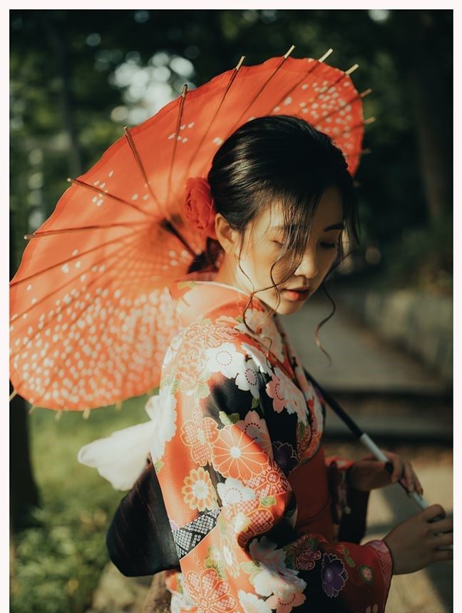 Sự tinh tế và sắc sảo của trang phục Kimono đã biến bộ ảnh cưới trở nên đầy chất truyền thống và phong cách. Nét đẹp của Kimono nét đẹp của cặp đôi sẽ khiến các bạn đắm chìm trong lãng mạn và đầy màu sắc.
