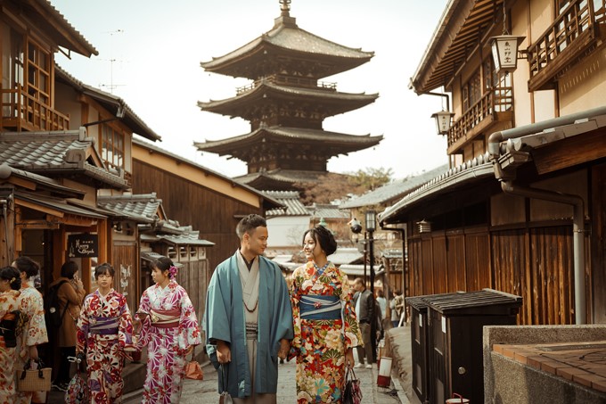 Chụp ảnh cưới theo phong cách Nhật Bản là một trào lưu được yêu thích trong những năm gần đây. Với việc kết hợp giữa trang phục truyền thống và những khung cảnh đẹp, bộ ảnh sẽ mang lại cho các cặp đôi một bức tranh tình yêu đẹp như trong những câu chuyện cổ tích.